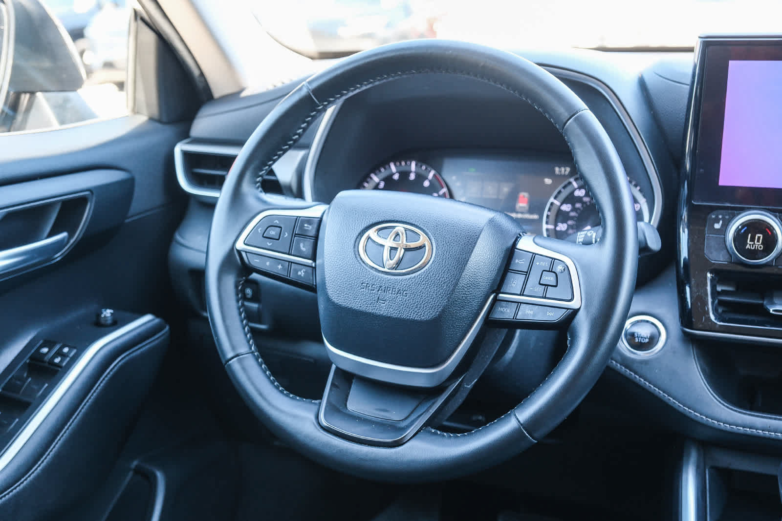 Used 2023 Toyota Highlander XLE FWD image 17