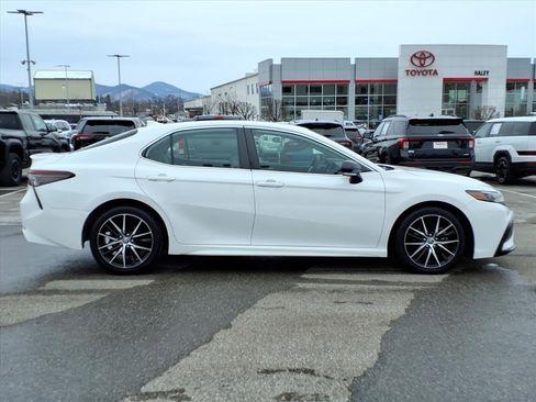 Certified 2022 Toyota Camry SE image 3