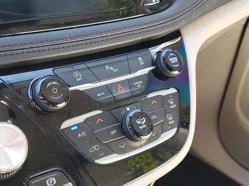 Used 2020 Chrysler Pacifica Limited w/ Tire & Wheel Group image 51