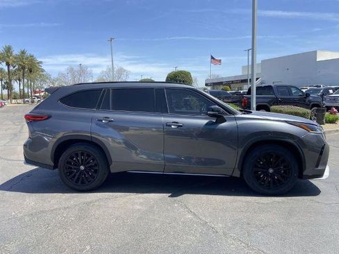 Used 2023 Toyota Highlander XSE FWD image 2