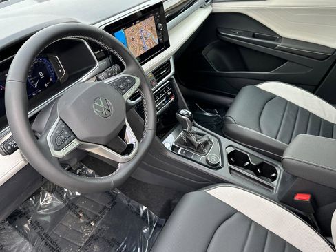New 2026 Volkswagen Taos SEL image 9