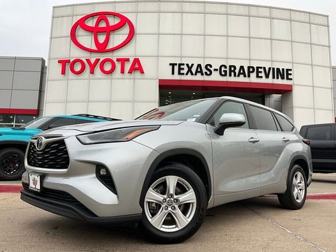 Used 2025 Toyota Highlander LE image 2