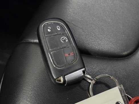 Used 2019 Jeep Cherokee Trailhawk w/ Cold Weather Group image 31