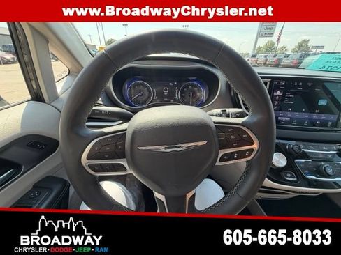 Used 2022 Chrysler Pacifica Touring-L FWD image 17