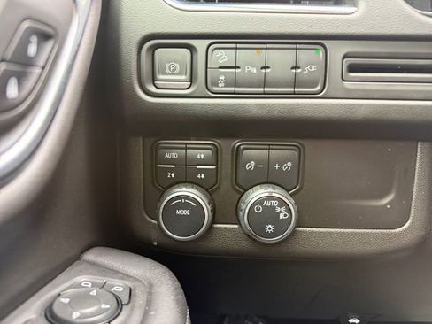 Used 2021 Chevrolet Suburban Z71 image 25