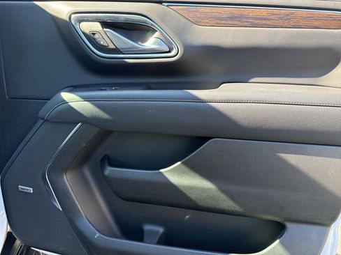 Used 2024 Chevrolet Suburban Premier image 33