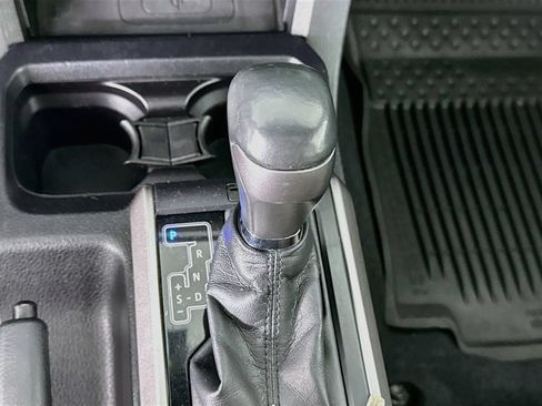 Used 2017 Toyota Tacoma Limited w/ Tow Package AWD/4WD image 18