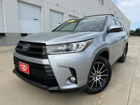 Used 2017 Toyota Highlander SE w/ Carpet Mat Package AWD/4WD image 2
