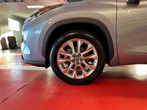 Used 2022 Toyota Highlander Limited FWD image 27