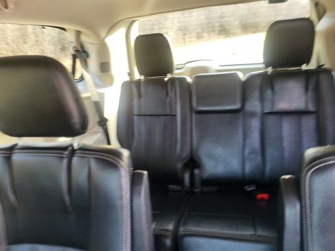 Used 2014 Chrysler Town & Country Touring image 17