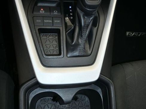 Used 2020 Toyota RAV4 XLE FWD image 17