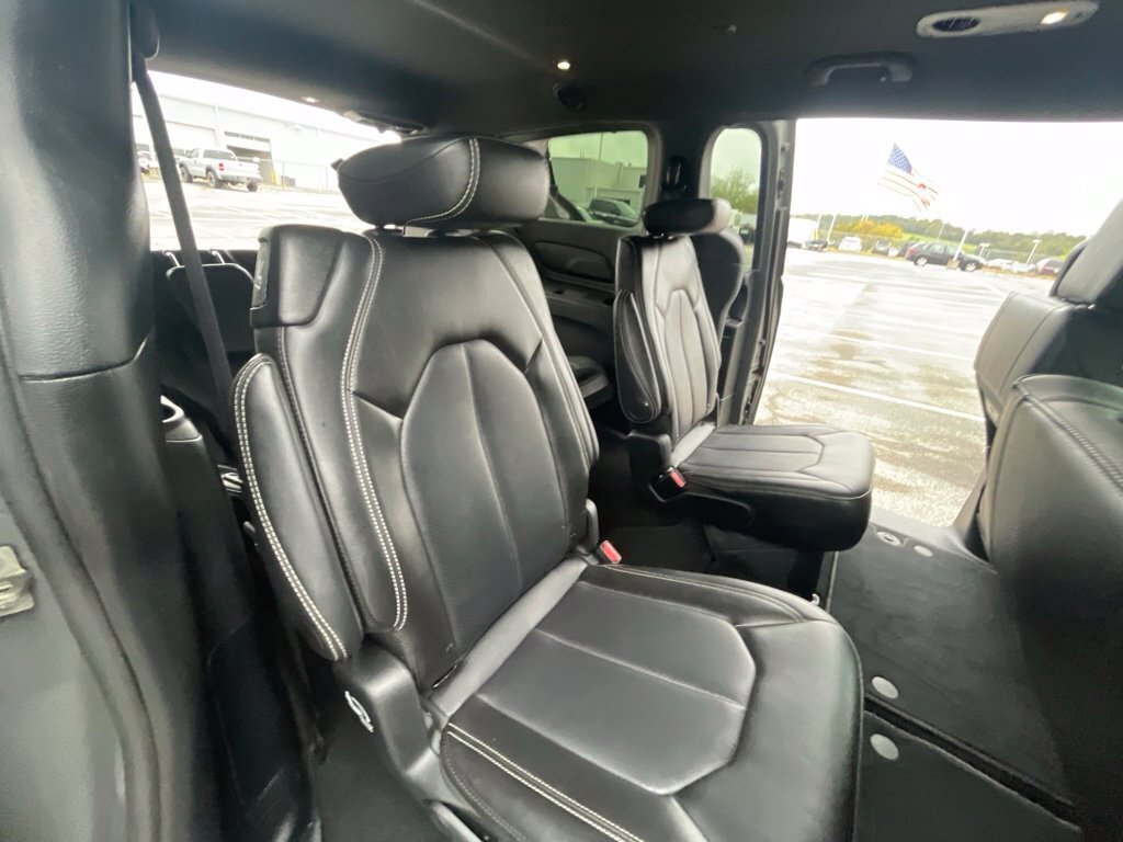 Used 2025 Chrysler Pacifica Select FWD image 11