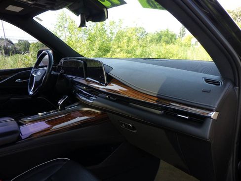 Used 2021 Cadillac Escalade Premium Luxury AWD/4WD image 25
