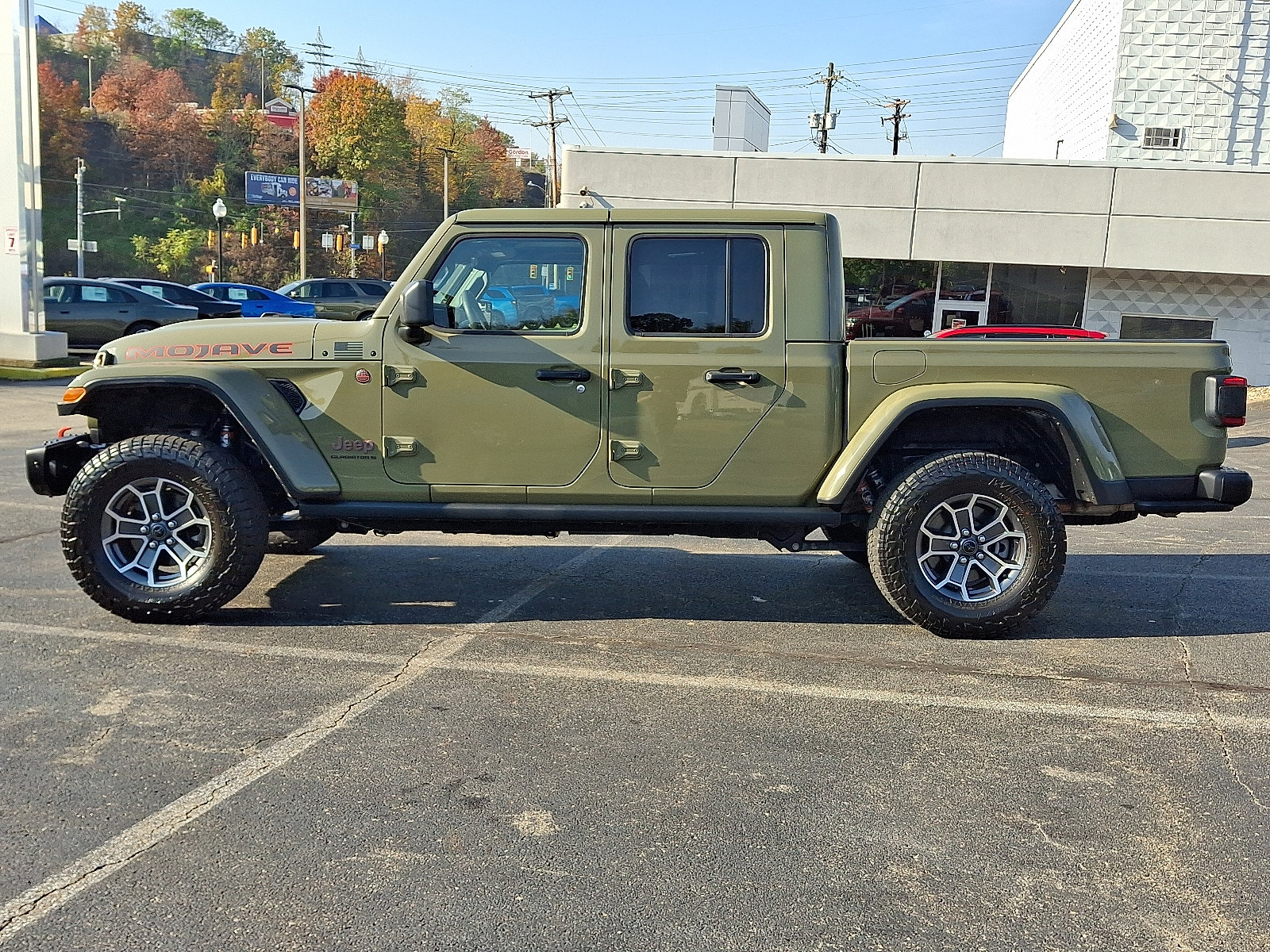 Used 2025 Jeep Gladiator Mojave AWD/4WD image 7