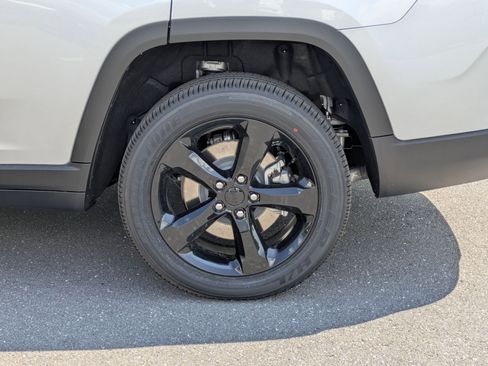 New 2025 Jeep Grand Cherokee L Altitude image 9