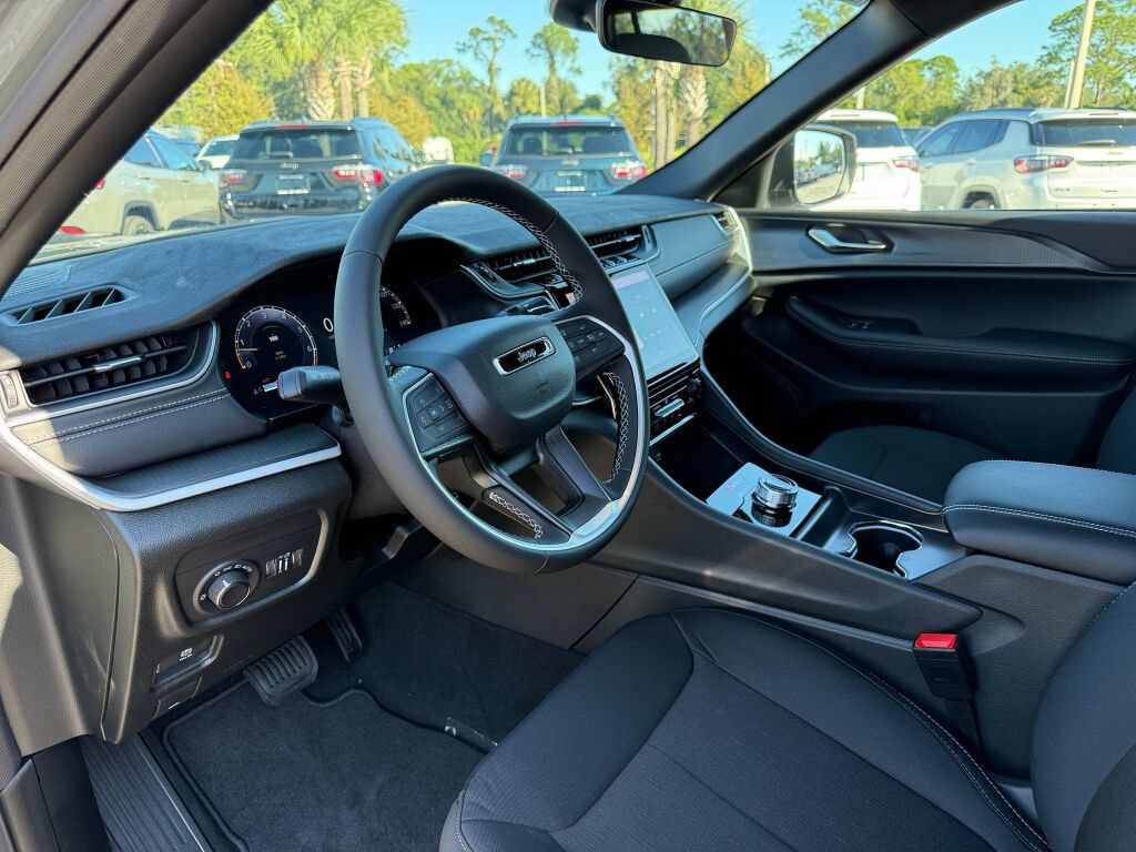 New 2027 Jeep Grand Cherokee Laredo RWD image 21