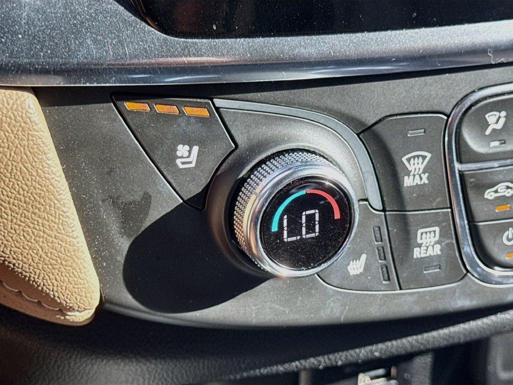 Used 2023 Chevrolet Traverse Premier FWD image 21
