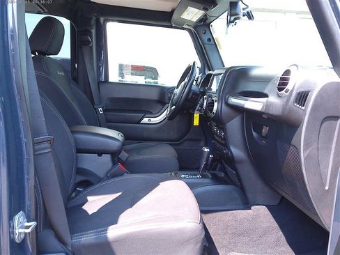 Used 2017 Jeep Wrangler Unlimited Sahara w/ Dual Top Group AWD/4WD image 8