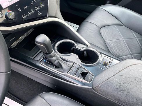 Used 2018 Toyota Camry XLE image 16