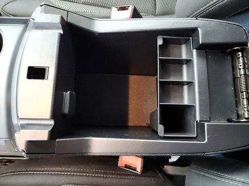 Used 2018 Ford Explorer XLT image 30