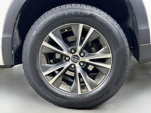 Used 2018 Toyota Highlander LE image 29