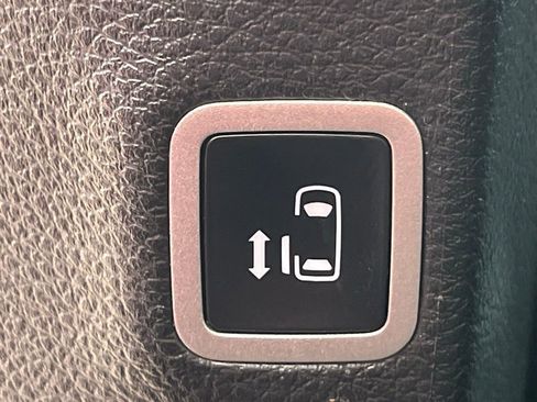 Used 2025 Chrysler Pacifica Select image 28