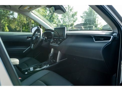 Used 2024 Toyota Corolla Cross XLE w/ Convenience Package FWD image 18