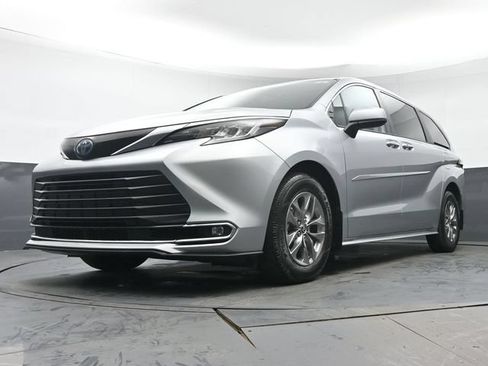 Certified 2023 Toyota Sienna XLE w/ Protection Package (TMS) FWD image 33