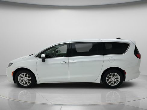 Used 2023 Chrysler Voyager LX FWD image 7