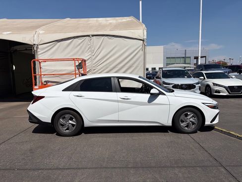 Used 2025 Hyundai Elantra SE w/ Cargo Package FWD image 2