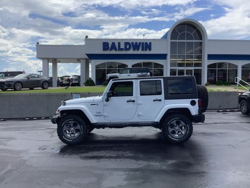Used 2016 Jeep Wrangler Unlimited Sahara w/ Connectivity Group AWD/4WD image 4
