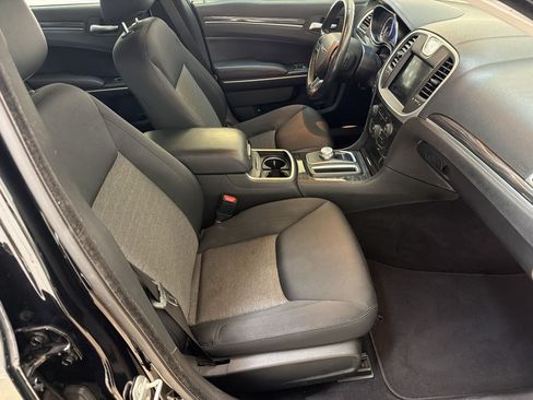 Used 2020 Chrysler 300 Touring RWD image 22