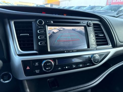 Used 2018 Toyota Highlander SE FWD image 27