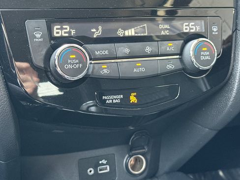 Used 2018 Nissan Rogue SV w/ Premium Package image 26