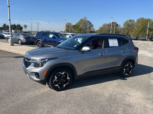 Used 2024 Kia Seltos EX FWD image 3