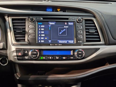 Used 2019 Toyota Highlander XLE FWD image 16