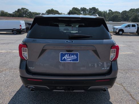 Certified 2021 Ford Explorer XLT w/ Equipment Group 202A AWD/4WD image 4