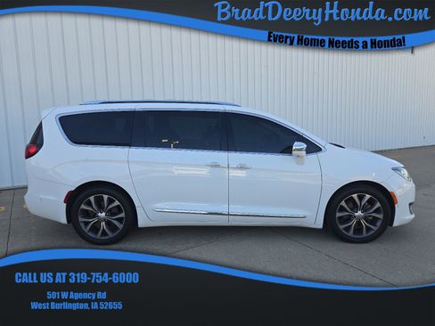 Used 2018 Chrysler Pacifica Limited w/ Tire & Wheel Group FWD image 1