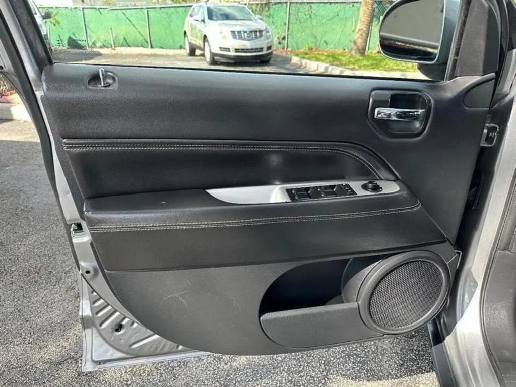 Used 2016 Jeep Compass Latitude FWD image 16