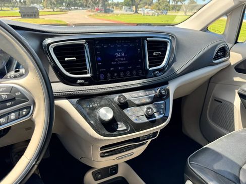 Used 2017 Chrysler Pacifica Limited FWD image 22