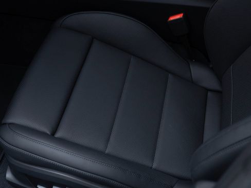 Certified 2025 Porsche Macan Electric RWD image 16