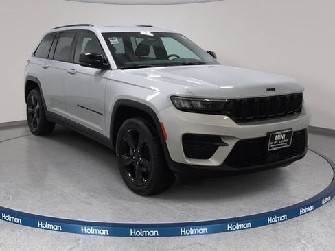 Used 2024 Jeep Grand Cherokee Altitude AWD/4WD image 4