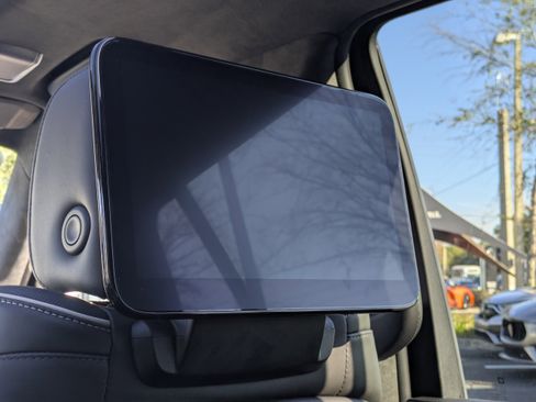 Used 2024 Cadillac Escalade Premium Luxury Platinum image 17