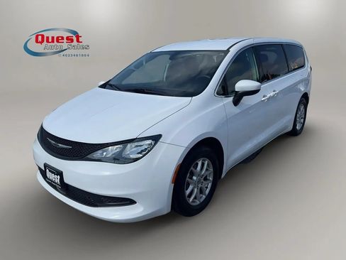 Used 2022 Chrysler Voyager LX FWD image 7