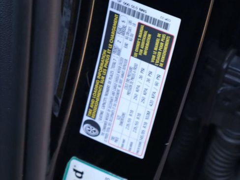 Used 2023 Volkswagen Tiguan SE w/ Panoramic Sunroof Package FWD image 31