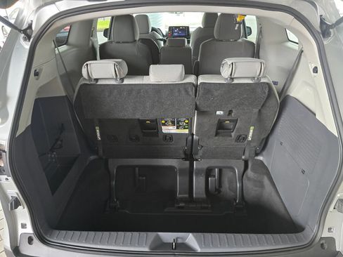 Used 2024 Toyota Sienna LE AWD/4WD image 16