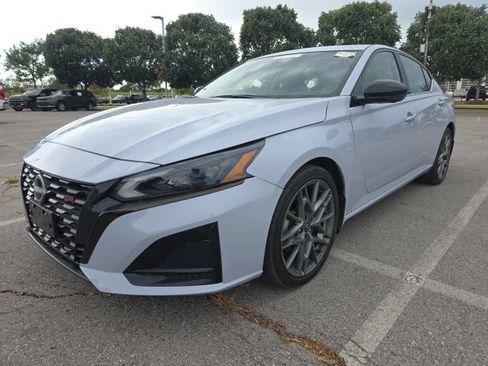 Used 2024 Nissan Altima 2.0 SR FWD image 3
