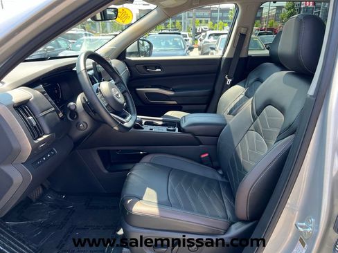 Used 2025 Nissan Pathfinder Platinum w/ Cargo Package AWD/4WD image 9