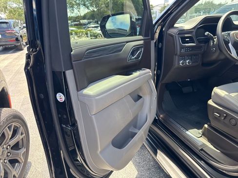 Used 2024 GMC Yukon SLT w/ SLT Luxury Package image 12