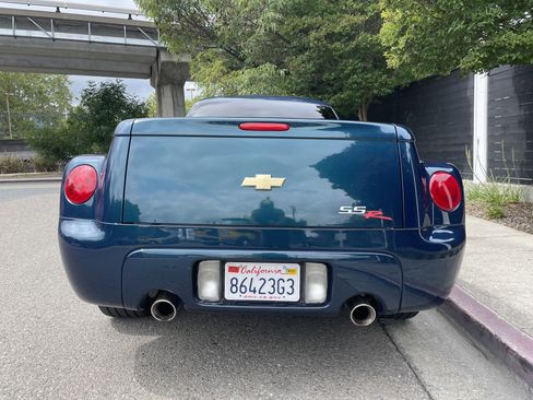 Used 2005 Chevrolet SSR w/ Preferred Equipment Group RWD image 9